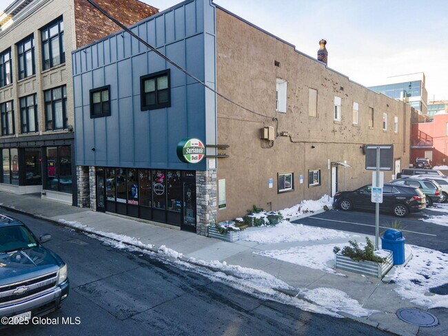 Building Photo - 140 Clinton St