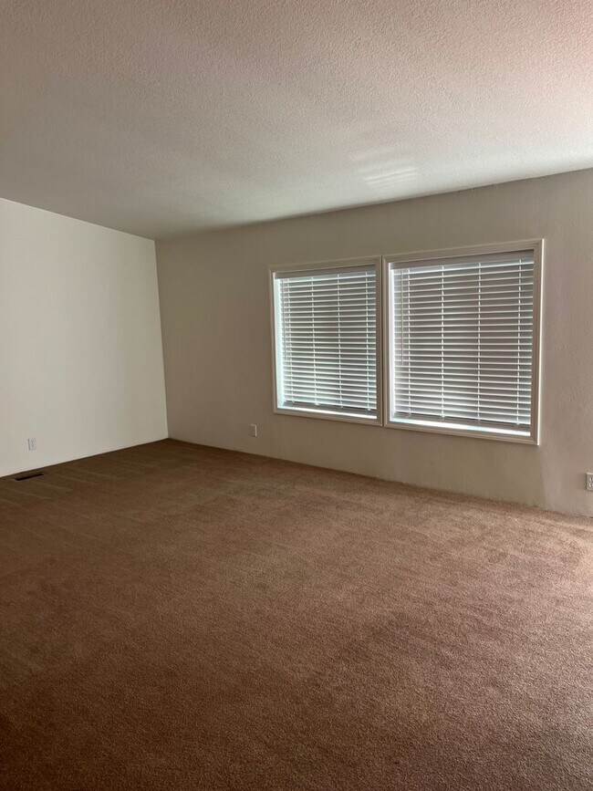 Building Photo - Round Lake Estates