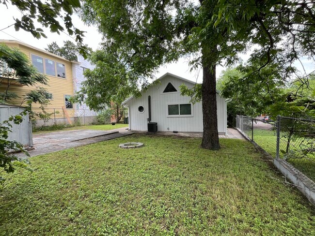 Building Photo - 1904 E 10th St
