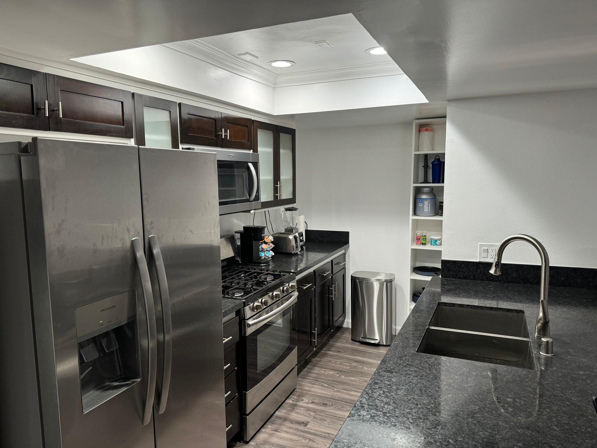 kitchen - 2700 Cahuenga Blvd E