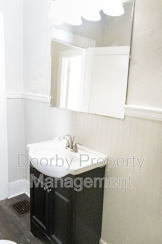 Building Photo - 910 S Crest