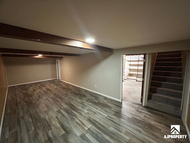 Building Photo - 2409 E 6th St