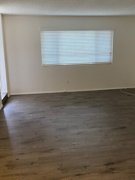 living room - 218 N Juanita Ave