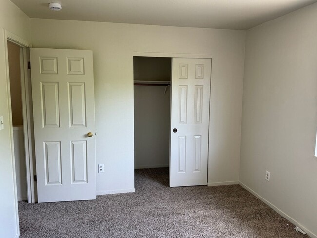 Building Photo - Charming 3 bedroom 1.5 bathroom Two story Town House with an attached garage.