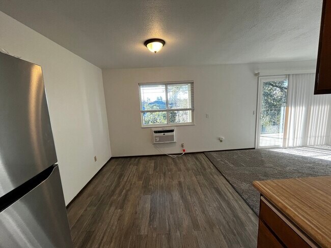 Building Photo - 618 Center St