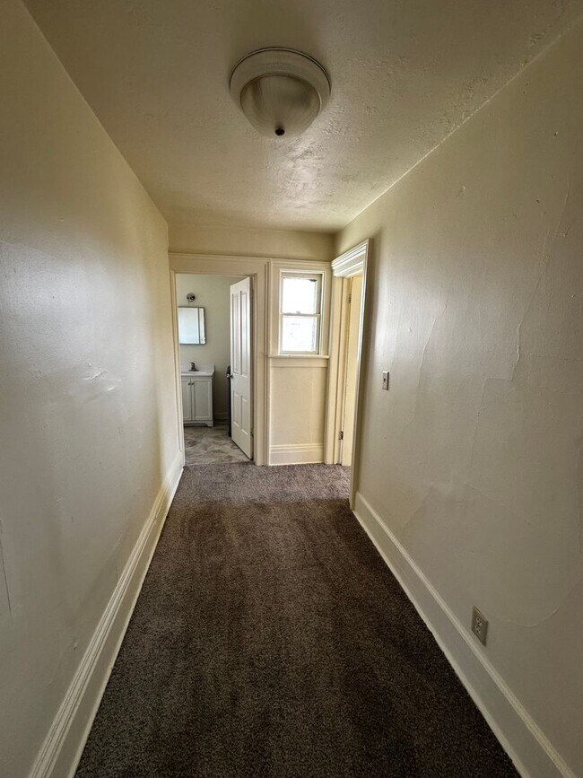 Building Photo - 16 N Washington St