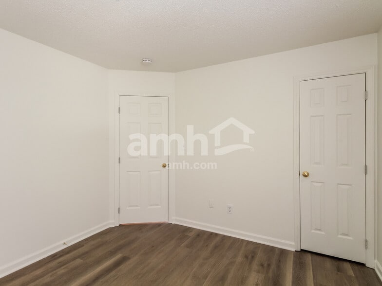 Building Photo - 628 Windsor Dr SE