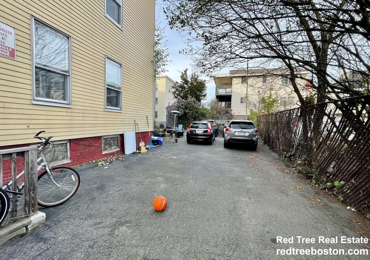 Building Photo - 10 Houghton St