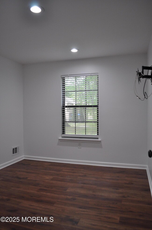 Building Photo - 704 Violet Ln