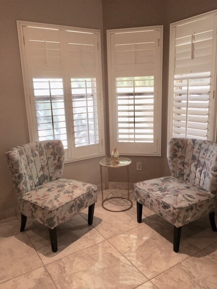 Master bedroom - 137 Weatherstone Dr