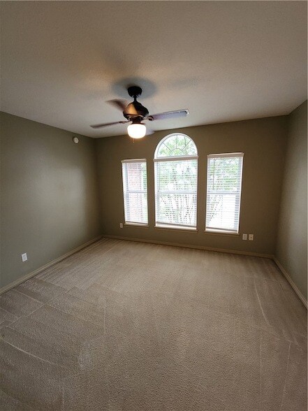 Building Photo - 3920 Park Hurst Dr