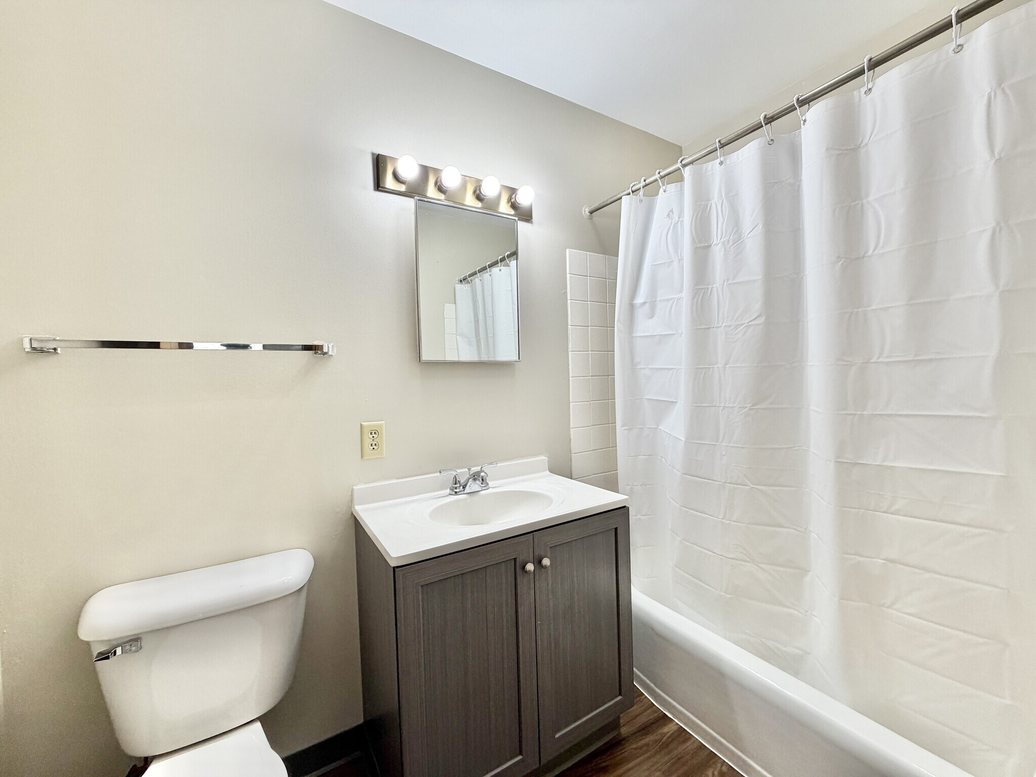 Building Photo - 821 George St