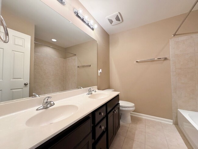 Building Photo - Beautiful And Spacious 3 Bed 3.5 Bath Interior Brick Townhome With Balcony In Hastings Marketplace