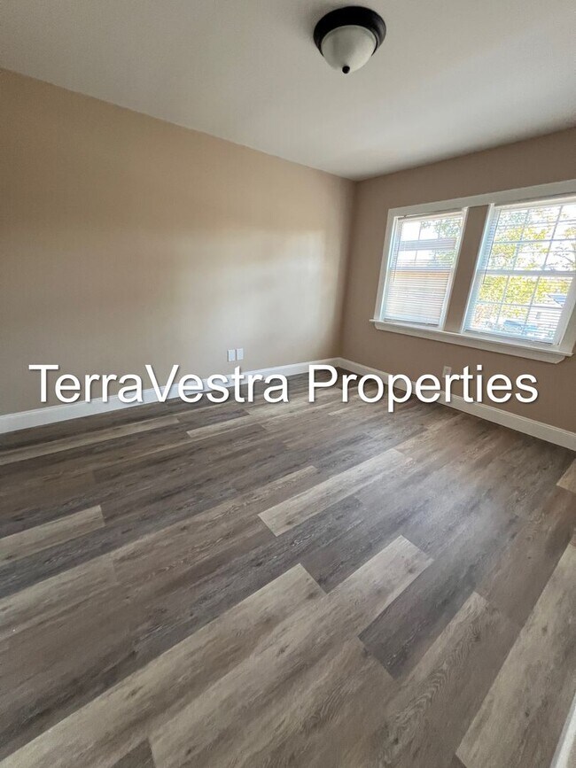 Building Photo - Large 4 Bed in Mantua with bonus room! Eli...