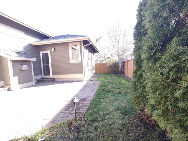 Building Photo - Single Level 4 Bedroom 3 Bath Beauty