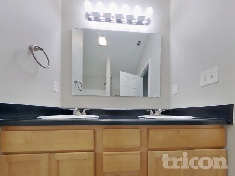 Building Photo - 594 Sun Ridge Blvd