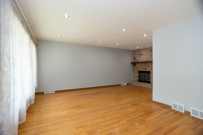 Building Photo - 5712 N Avondale Ave