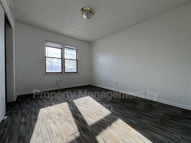 Building Photo - 1039 5th St