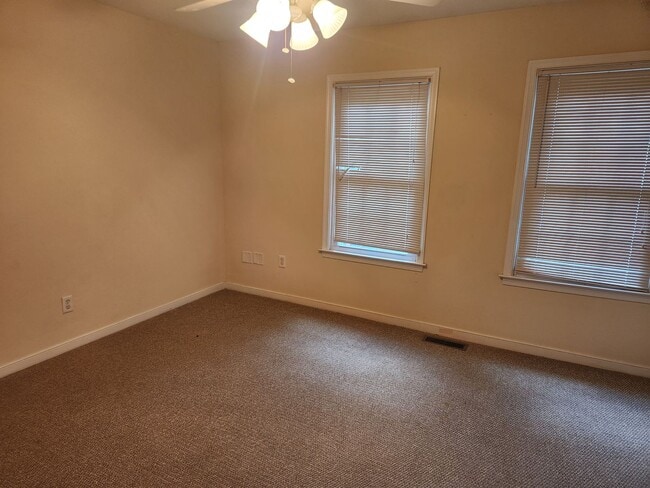 Building Photo - Townhouse Convenient to Chesterfield Court...