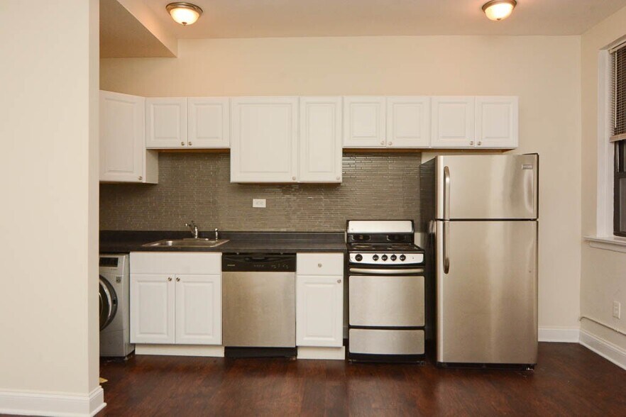 Building Photo - 3350 N Marshfield Ave