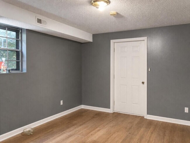 Building Photo - 1606 Lisa Lynn Dr