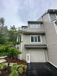 Building Photo - Beautiful 3BR/2.5BA Townhome