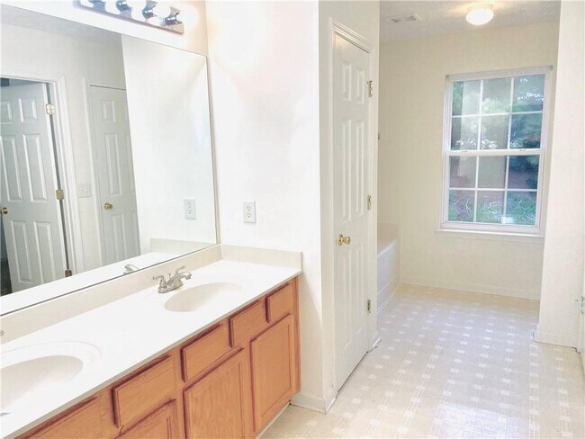 Building Photo - 1700 Ivey Pointe Ct