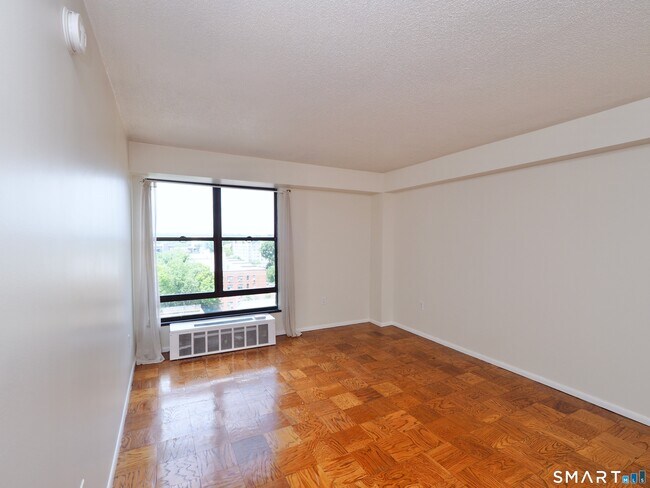 Building Photo - 44 Strawberry Hill Ave