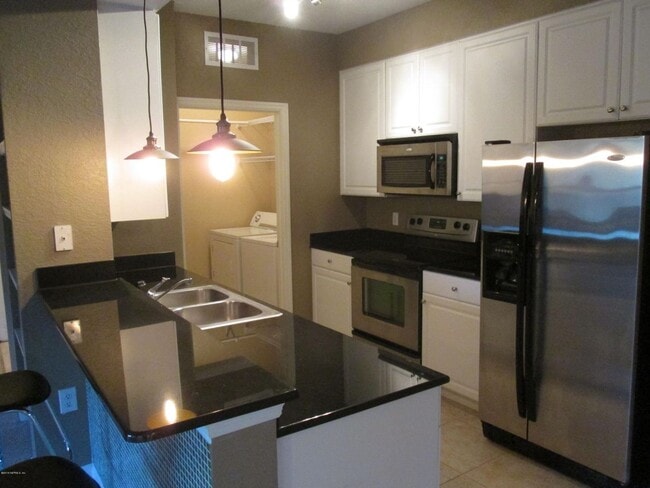 Building Photo - Cute 2 bedroom / 2 bath unit in beautiful ...