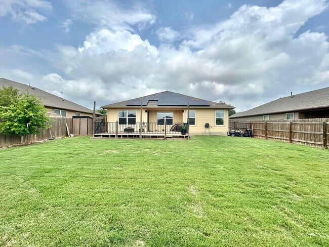 Building Photo - Stunning 3/BR 2/BA Home with Spacious Back...