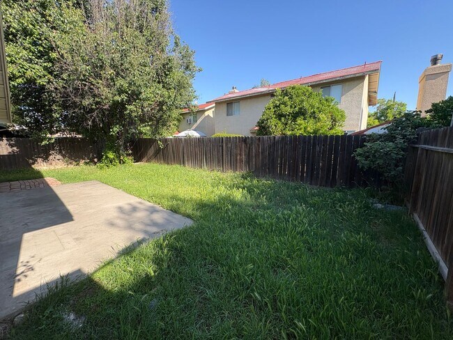 Building Photo - NE Visalia home Rent Ready!