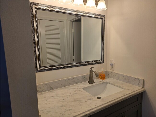 Building Photo - 959 SE 2nd Ave