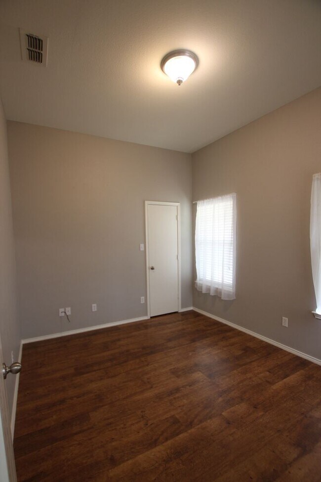 Building Photo - Beautiful 4 bedroom 2 bath home in Flint!