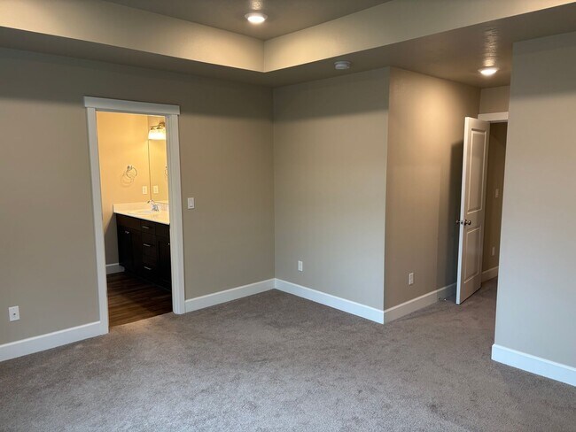 Building Photo - Newer Home in Redmond with Large Fenced Ba...