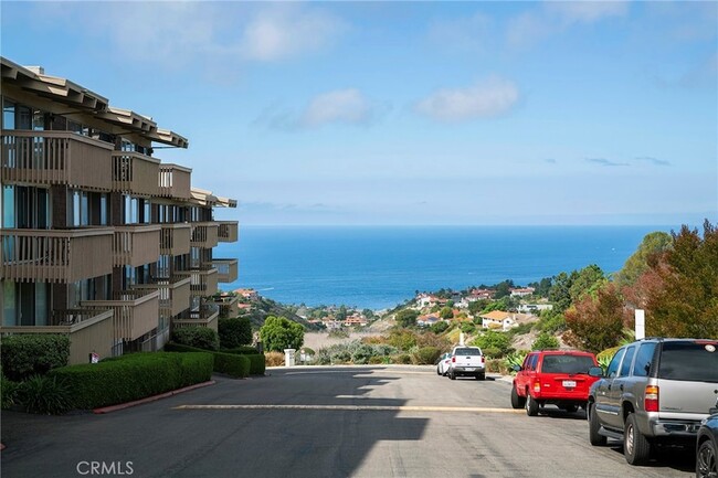 Building Photo - 6542 Ocean Crest Dr