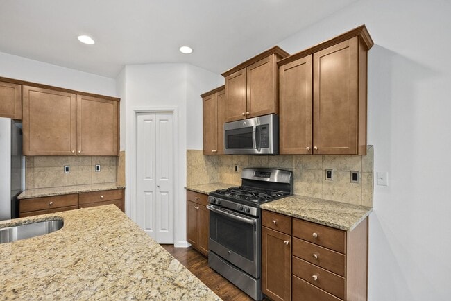 Building Photo - Spacious 4-Bed Puyallup Home For Rent | 3-Car Garage & Quick Commute to JBLM!
