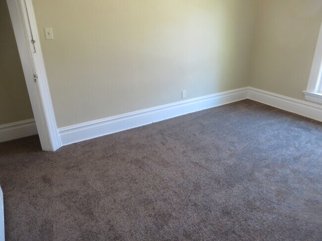 Building Photo - 5 Bedroom Home in the very core of Downtown (West Central, Downtown)