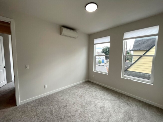 Building Photo - Stunning Modern Townhome-Style Unit with Washer/Dryer Included, A/C!