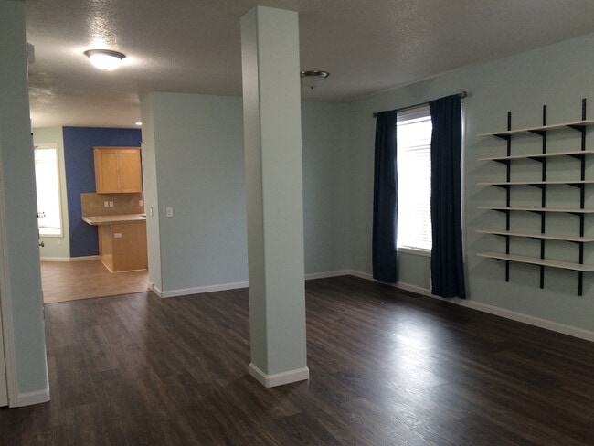 Building Photo - Large Home for Rent in Sage Point Service Area