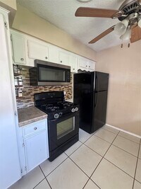 Building Photo - 228 Meadowlawn St