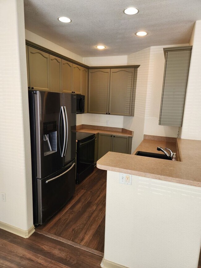 Building Photo - Beautiful condo in highly desired area of ...