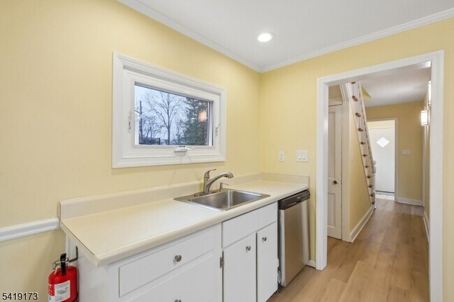 Building Photo - 13 William St