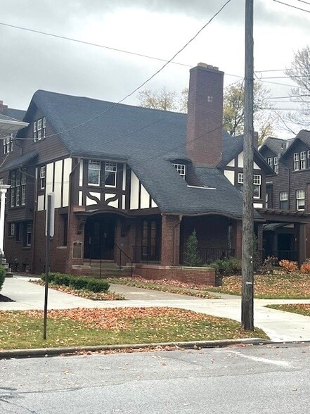 Primary Photo - 555 W 6th St