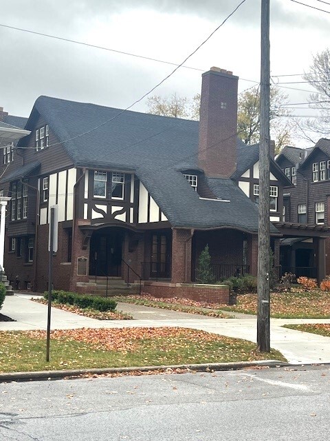 Building Photo - 555 W 6th St