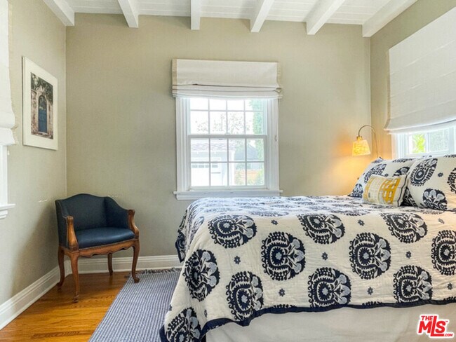 Building Photo - 934 S Dunsmuir Ave