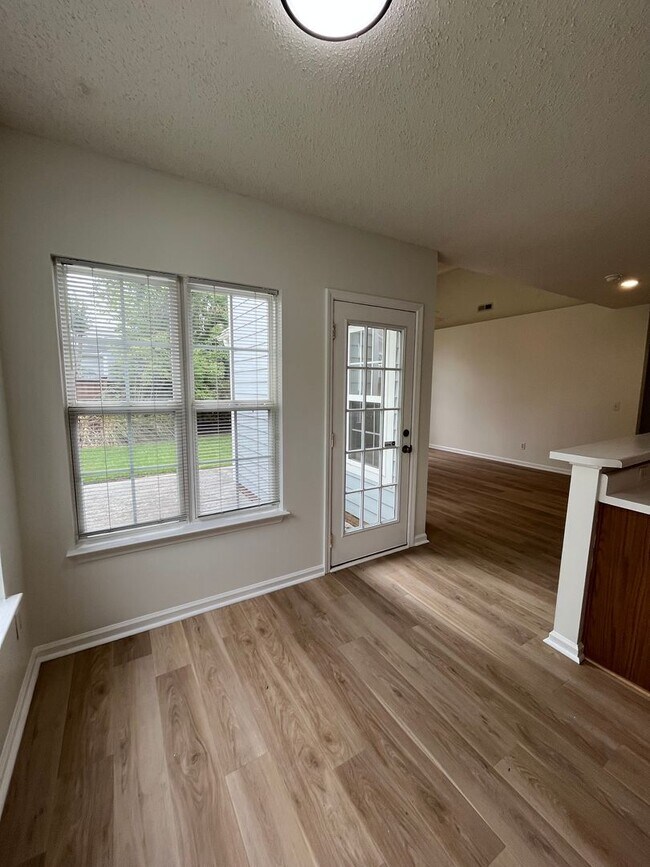 Building Photo - Discover this well-maintained 3-bedroom, 2-bath home in Carriage Hills