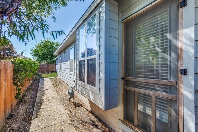 Building Photo - 456 S Brook Dr