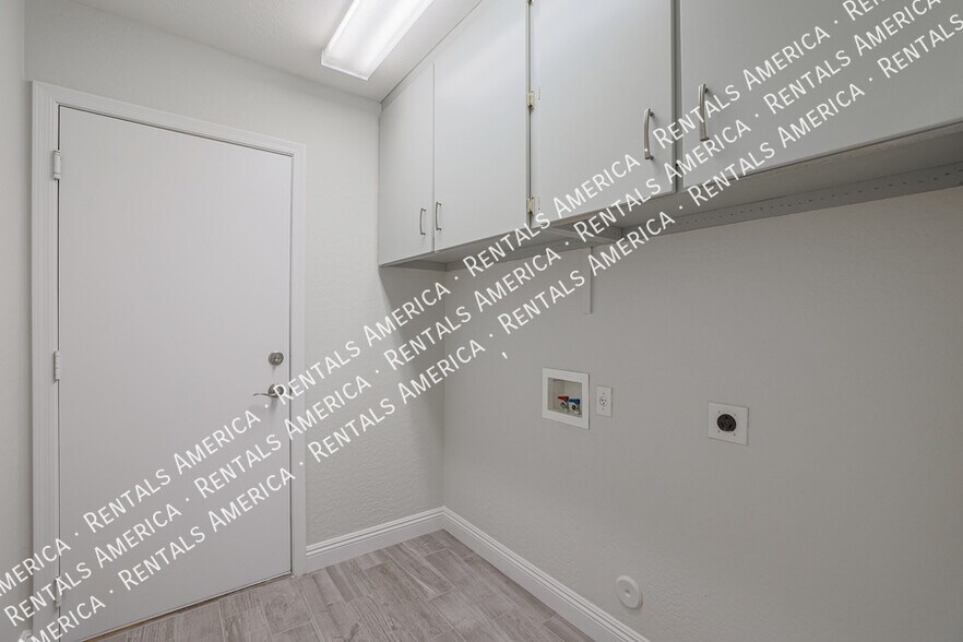 Building Photo - 3050 E Cherry Hills Pl