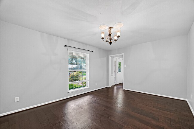 Building Photo - 811 Thicket Ln