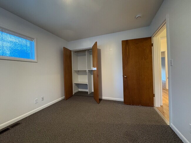 Building Photo - Freshly Updated 4-Bed Retreat Centrally Located in Bellingham